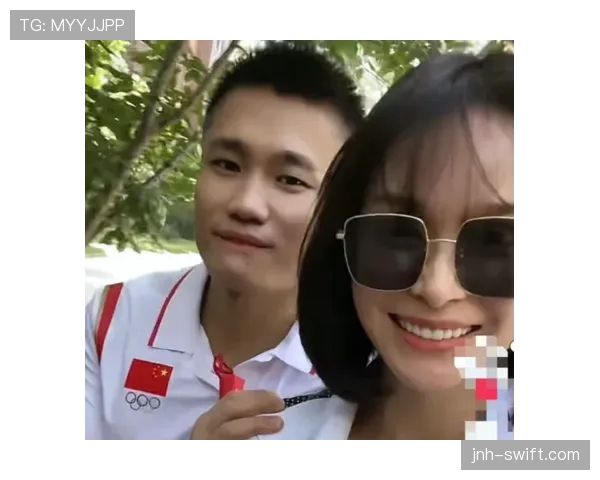 吕小军拎着超市袋子出来，里面的东西能付我三个月房租，我笑不出来